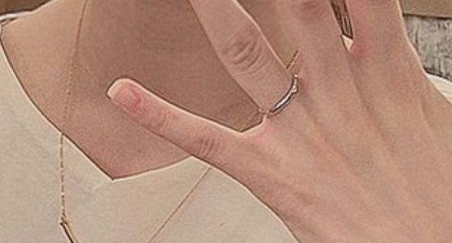 石も何もついてないシンプルなのが欲しくて選びました。