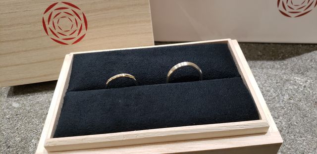 指輪は出雲結のロゴが入った木箱に入れられます。