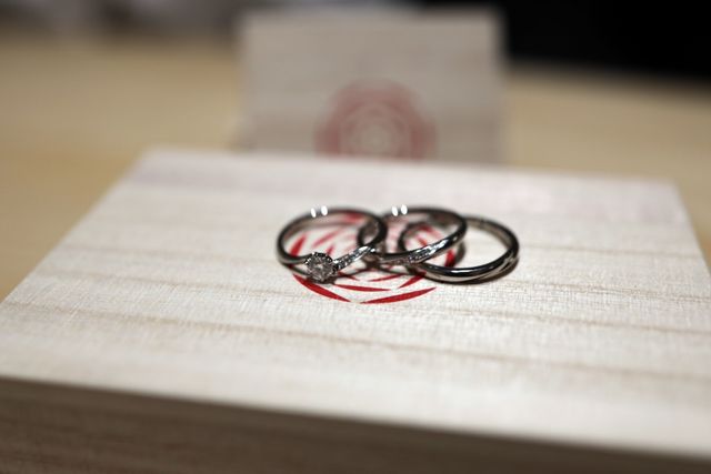 風結というテーマの結婚指輪と婚約指輪です。
