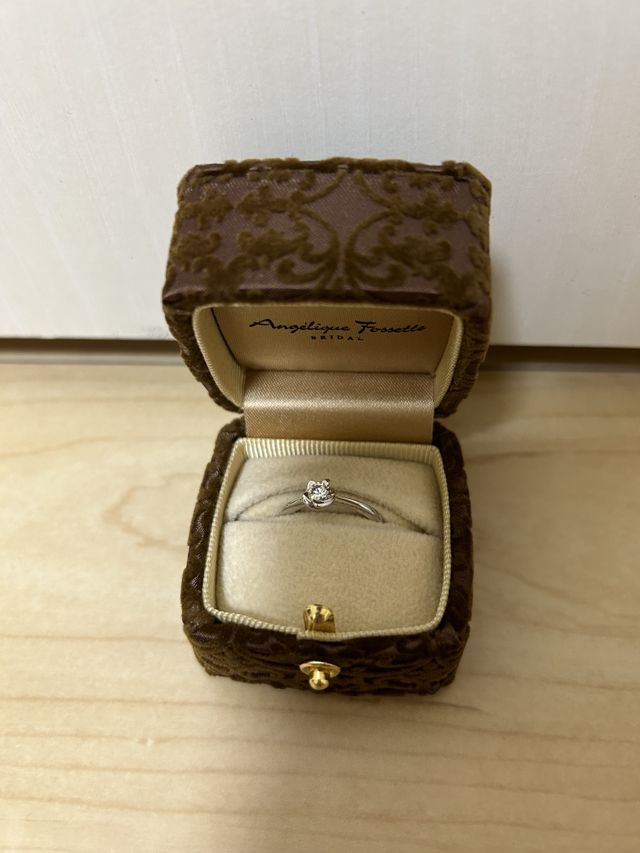 花をモチーフにした婚約指輪です。