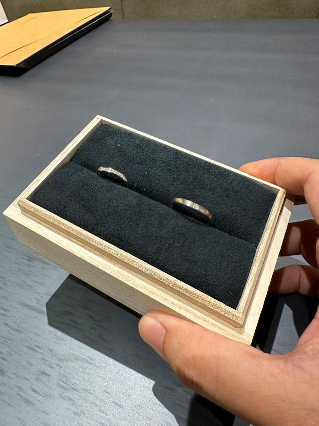 桐箱に納められた指輪と緊張の初対面。