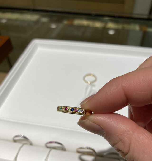 自分と相手の誕生石を選んではめ込むこともできます