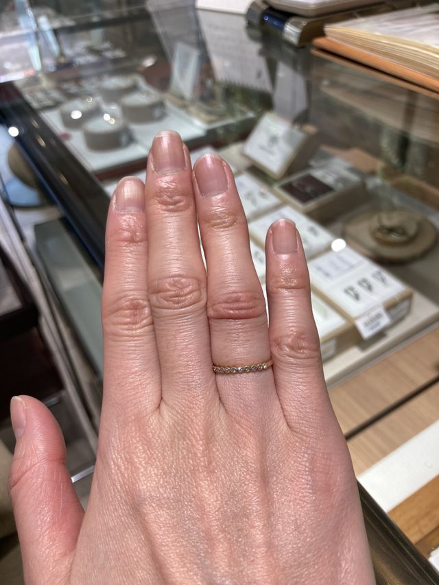 アンティーク風で、ダイヤに沿って波打つデザイン