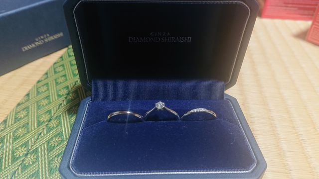 婚約指輪と重ねづけできる
