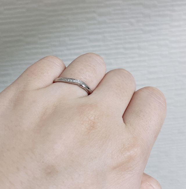 指輪の内側には付き合った記念日をいれました。