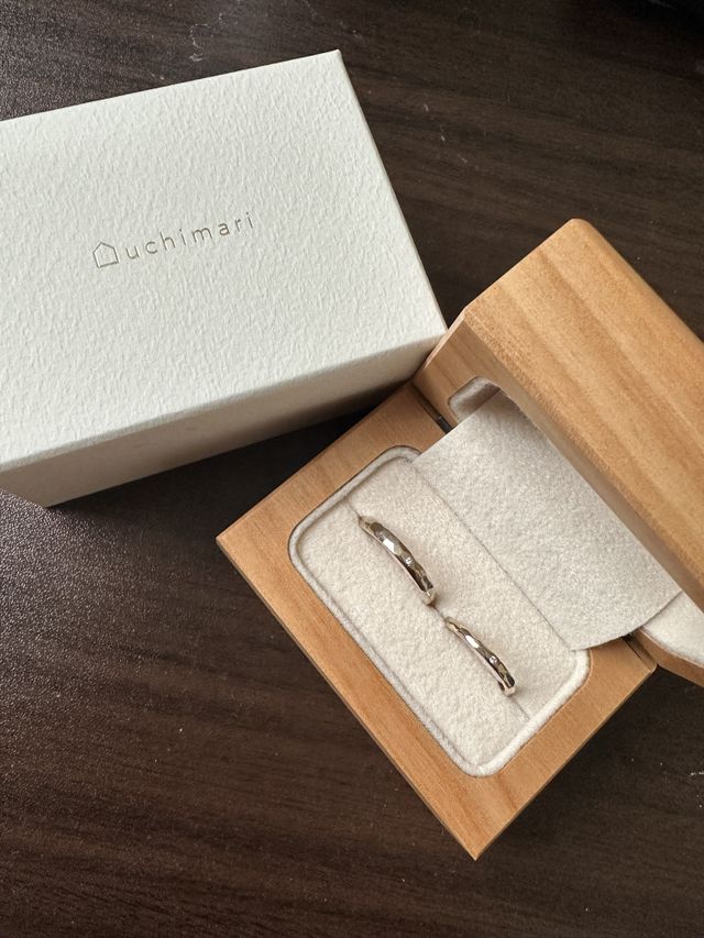 シャンパンゴールドの指輪にダイヤを埋め込みました。