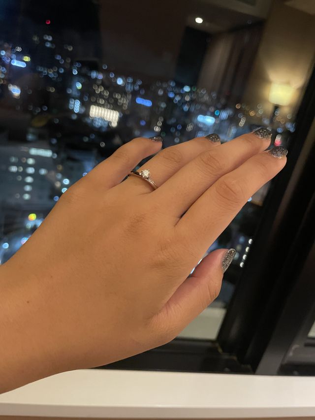 彼がデザインやダイヤのサイズを考えてくれたのできにいってます