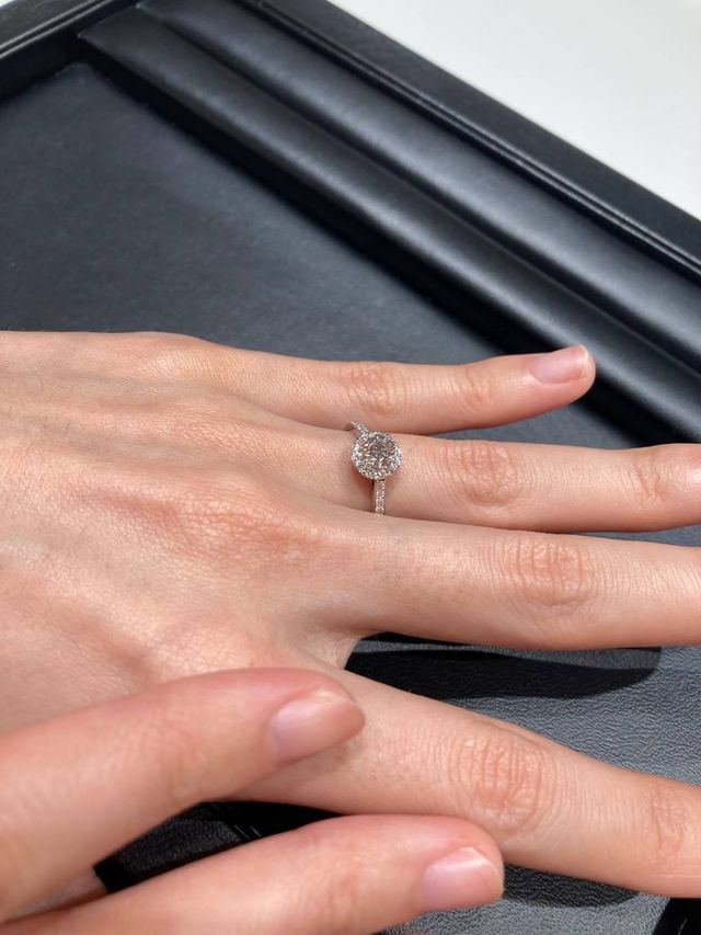 細めのヘイローリングです。とてもキラキラしています。