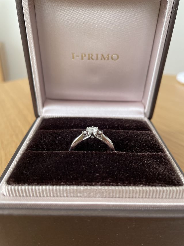 横から見た婚約指輪