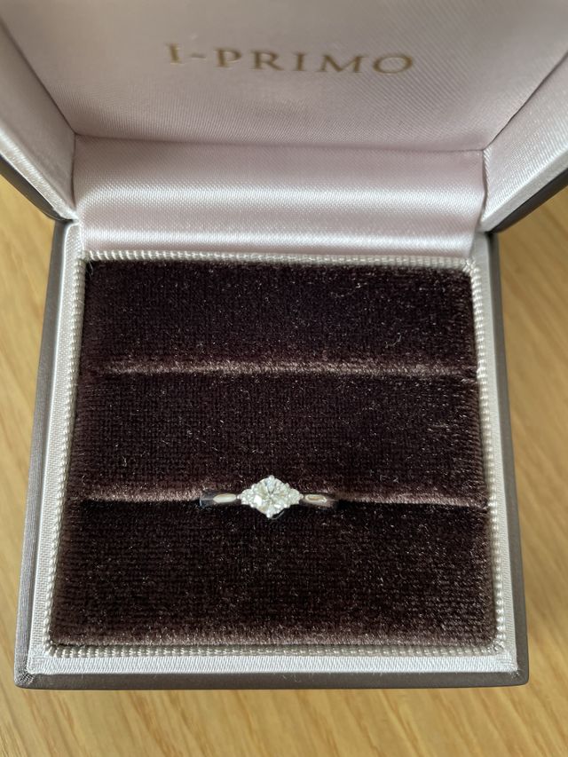 上から見た婚約指輪