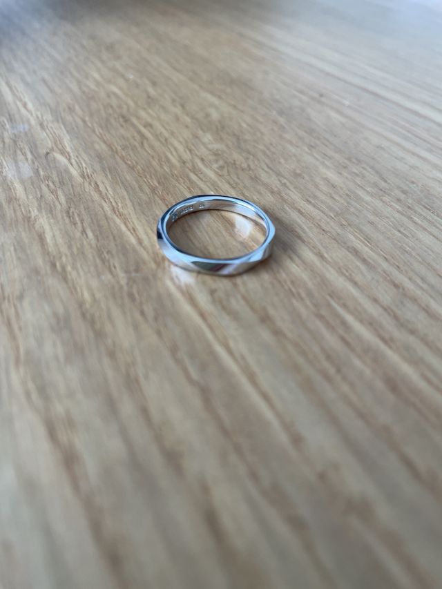 エッジは表面だけでなく、ぐるっと一周付いています。