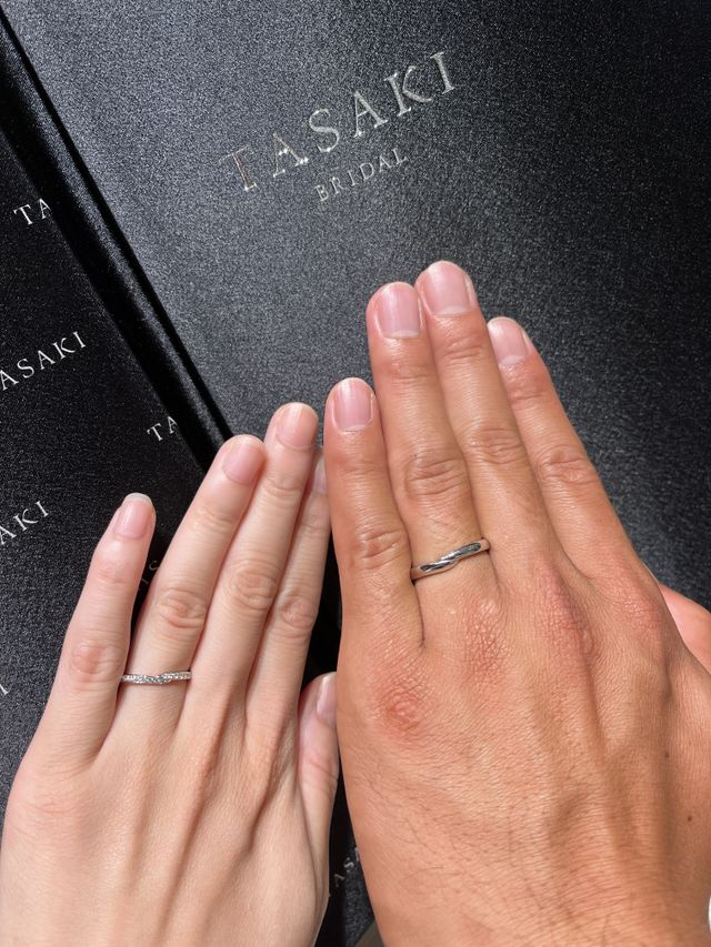 エタニティリングで左右が重なるデザインが素敵でした。