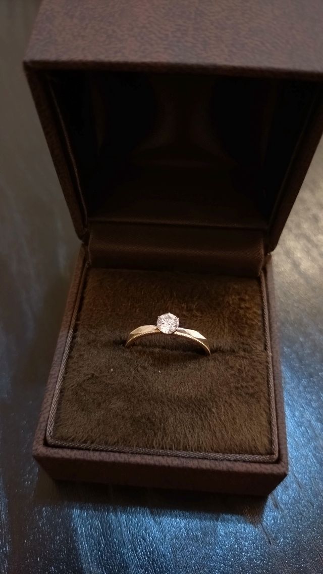 ミル打ちの部分はピンクゴールド、その他はプラチナ。