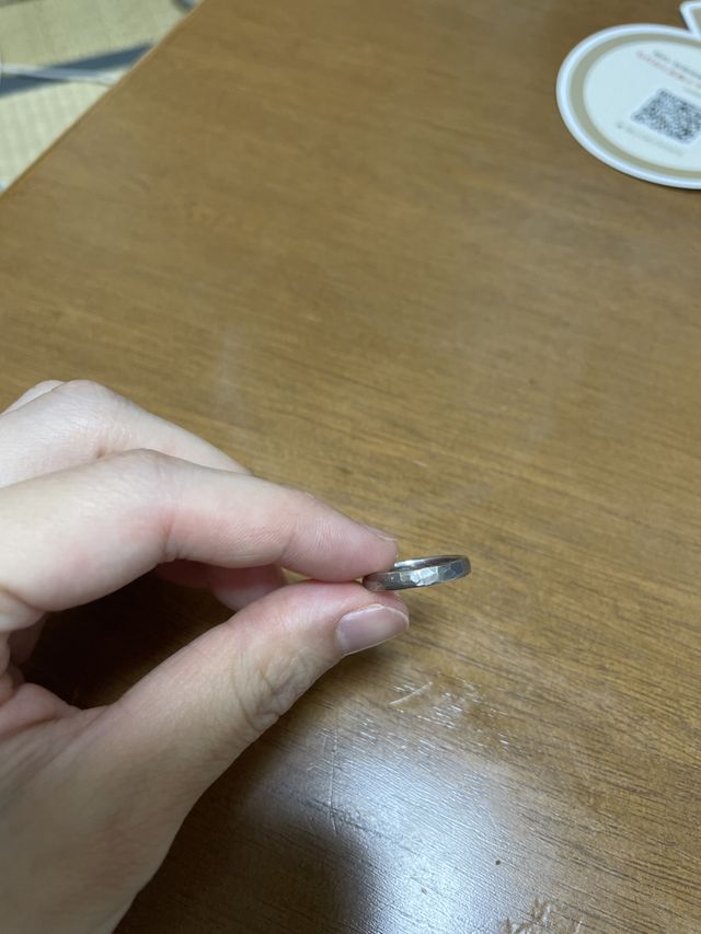 手作りの結婚指輪です。槌目模様です。