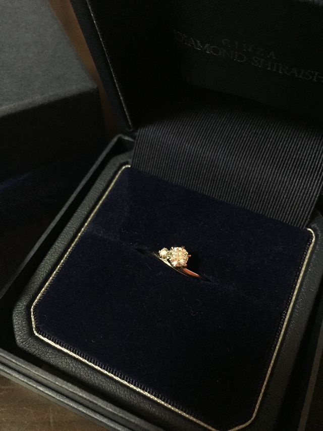 画像では黄味がかって見えます。店舗で実物を見てください！