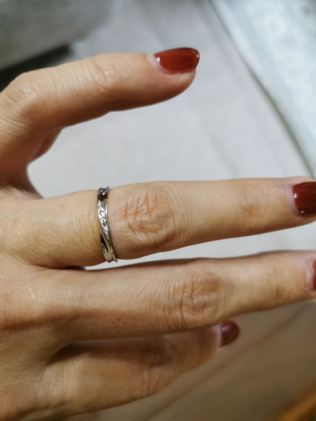 ピッタリでさりげない輝きが素敵です