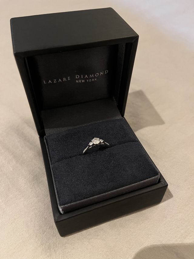 カットがとても綺麗で、説明通り7色に輝きます。