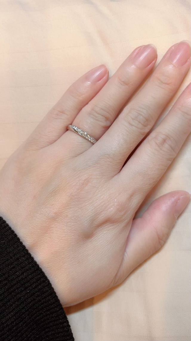 ダイヤの数が多いですが、上品に見えます。細すぎず太すぎず◎