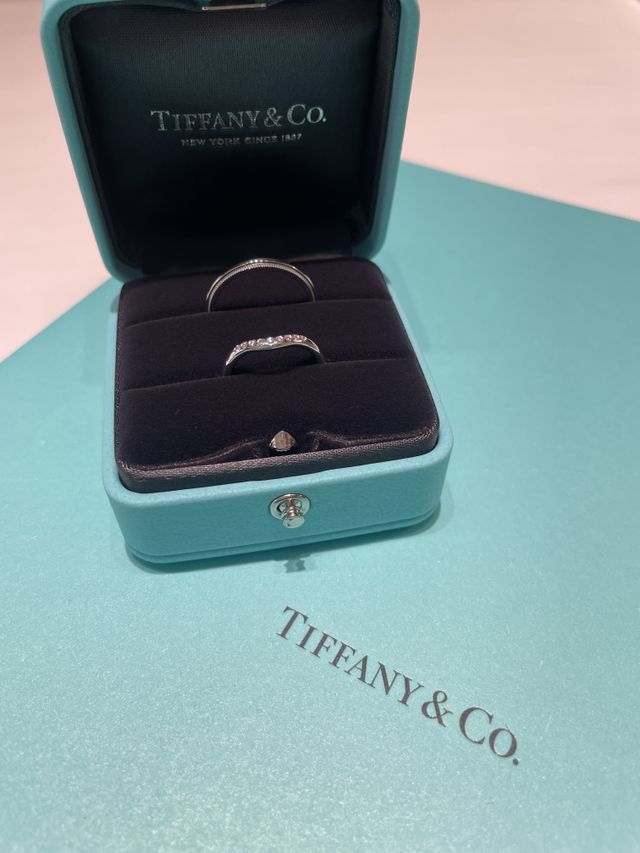 緩やかなカーブに9粒のダイヤモンドが付いています。