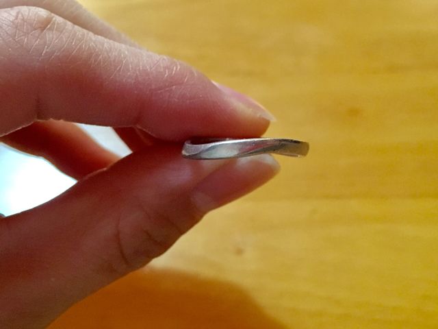 主人の指輪は石なしでシンプルにしました。