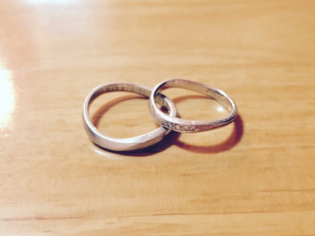 ウェーブタイプの結婚指輪です。下が主人。上が私。