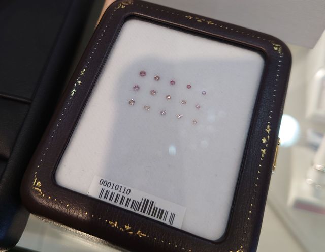 ピンクダイヤは好きな色味のものを自分で選べます