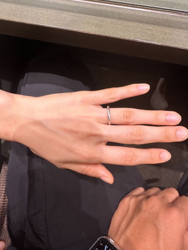 候補内の１つを試着しました。
ダイヤ15個のストレートです。