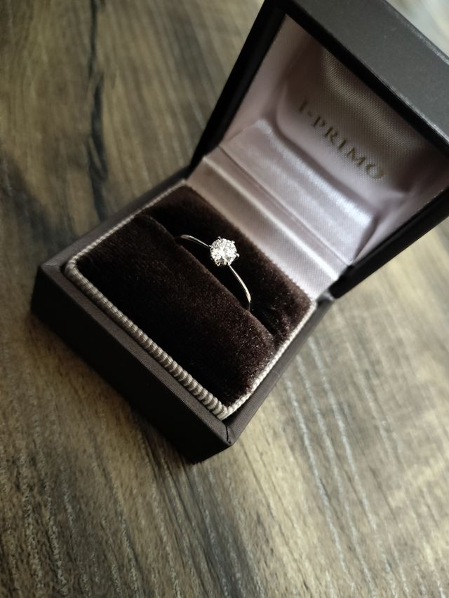 婚約指輪
ケースはプレゼント用の小さいものです