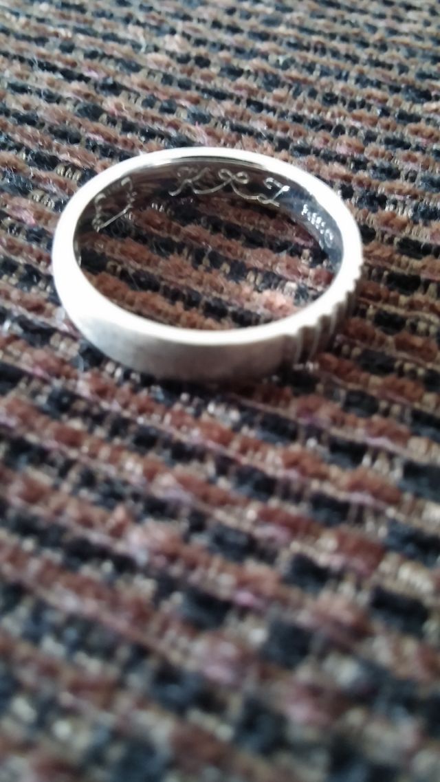 男性側の結婚指輪なので、表面はシンプルなデザイン。