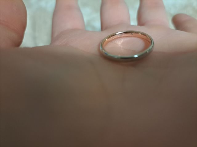 裏面はピンクゴールドでイニシャル、プロポーズの日、バラの刻印