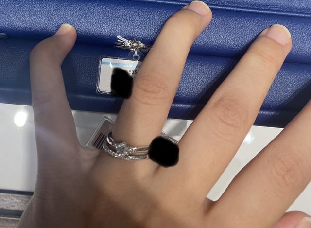 左右にもダイヤが付いていてとっても可愛いです！