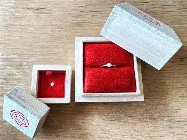 サンプルリングと自ら選んだダイヤモンドを写真で撮りました。