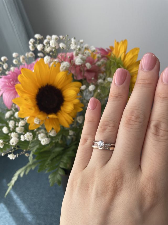 結婚指輪はピンクゴールドとシルバーのツートーンになっています