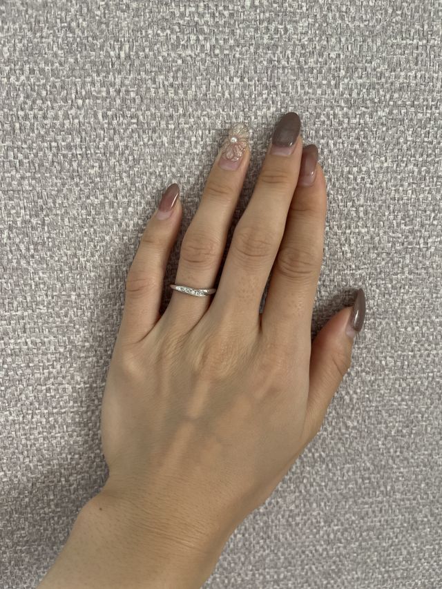 シンプルながらにダイヤがキラキラ輝いていてとても綺麗です！