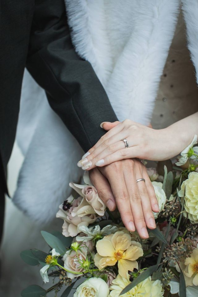 結婚式でのブーケと指輪のショット