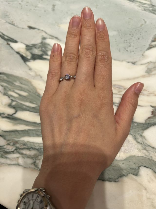 ファセットのサイドにダイヤが入ったデザインです。