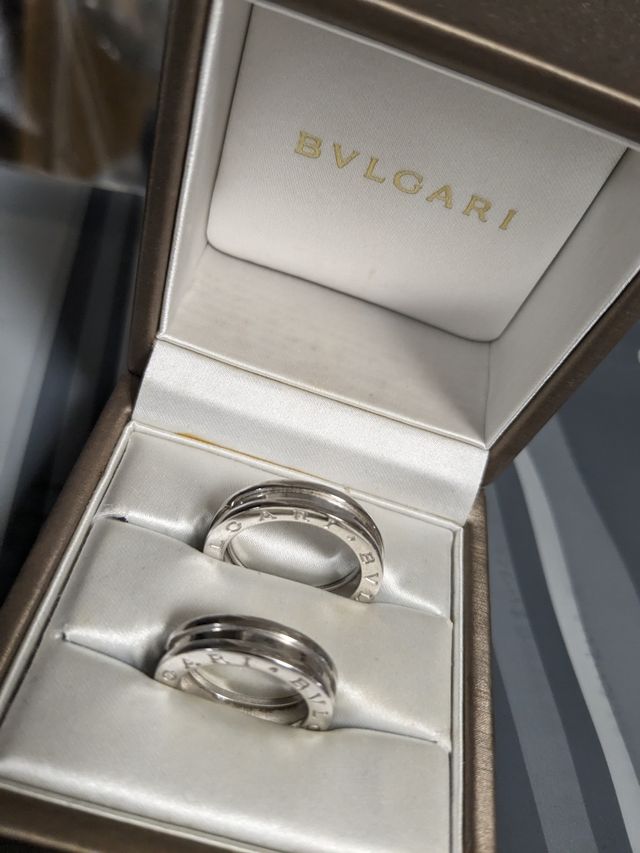 おしゃれなケースにシルバーのリングです。存在感があります。