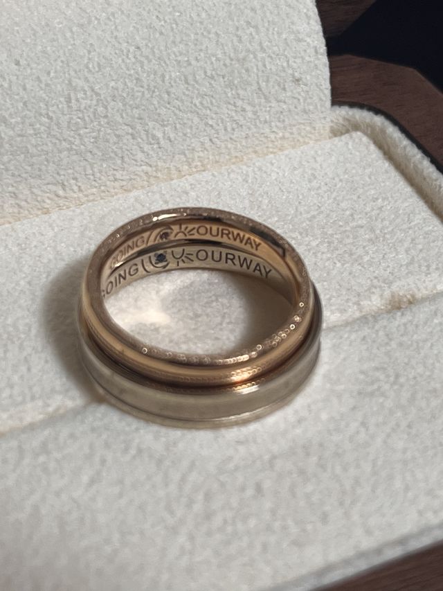 指輪の内側に重なることで成立する絵文字を刻印した！
