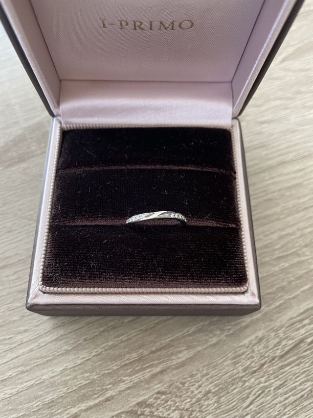 左右斜めにダイヤがついています