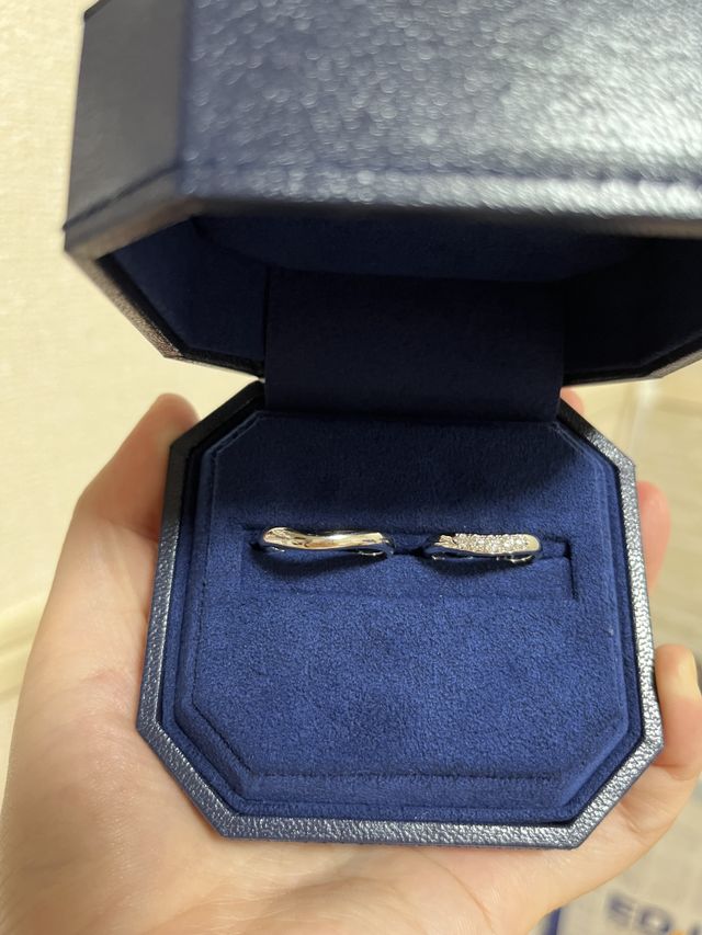 5石のダイヤがとても綺麗で太陽光だとより一層キラキラします