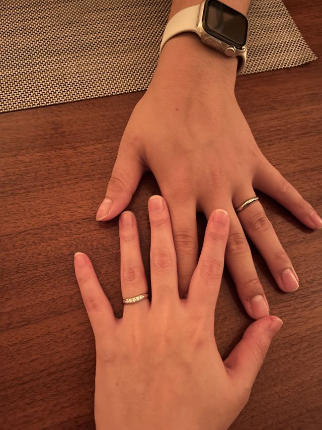 指が長く見える緩やかなU字型のリングで着け心地も良いです。