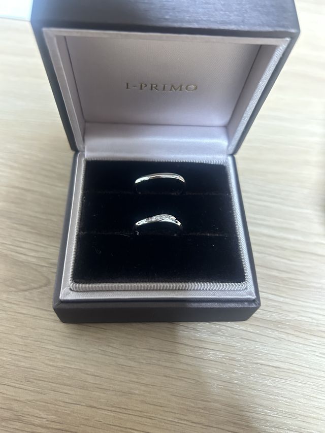 二つとも名前とそれぞれの誕生石が入っています。