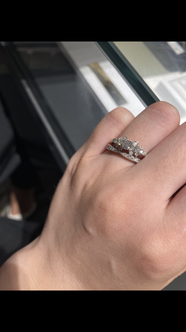 婚約指輪とエタニティの結婚指輪です