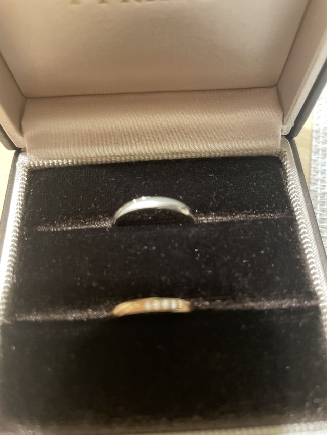 ピンクゴールドです