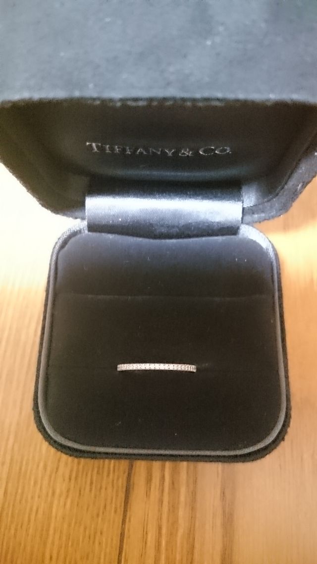 小さなダイヤモンドが敷き詰められたハーフエタニティリング