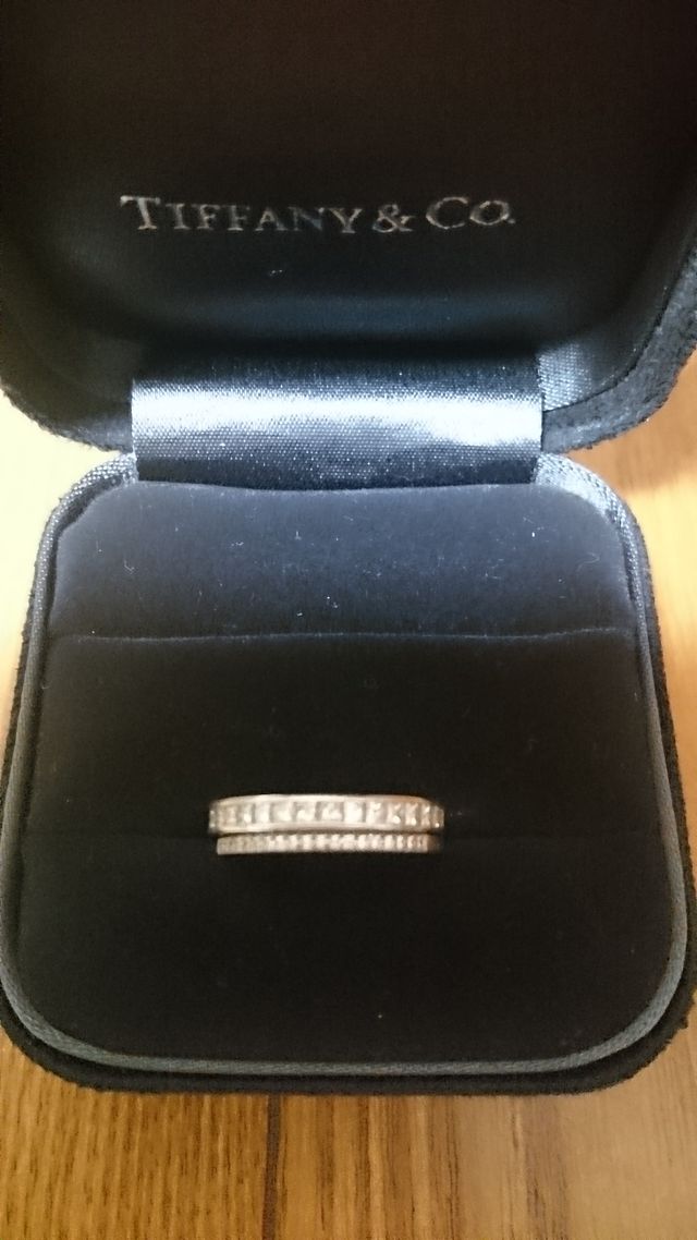 結婚指輪と重ね付けです。
