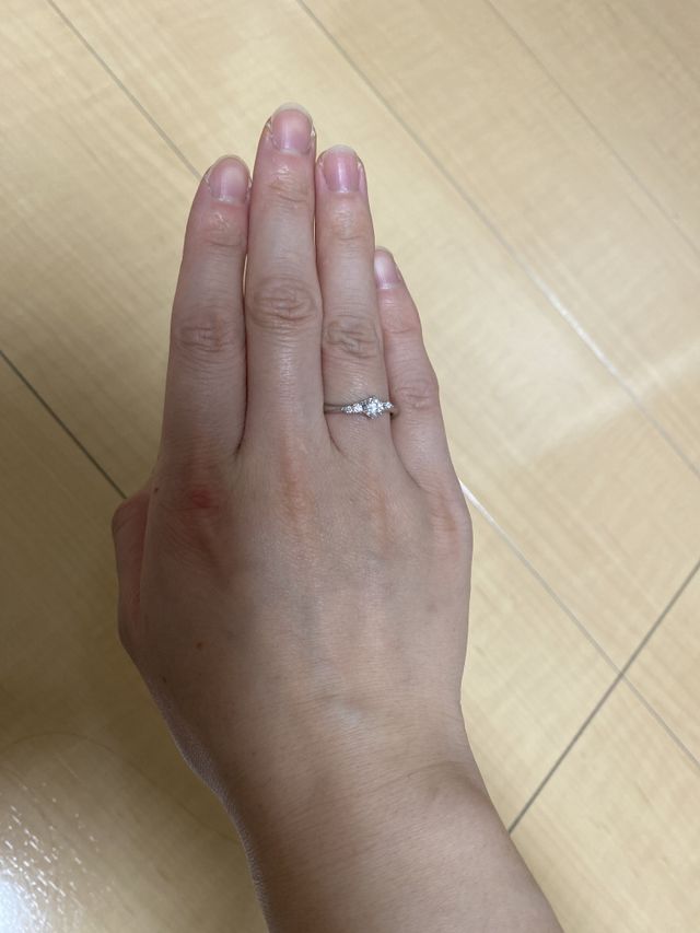 指輪がとても輝いています。