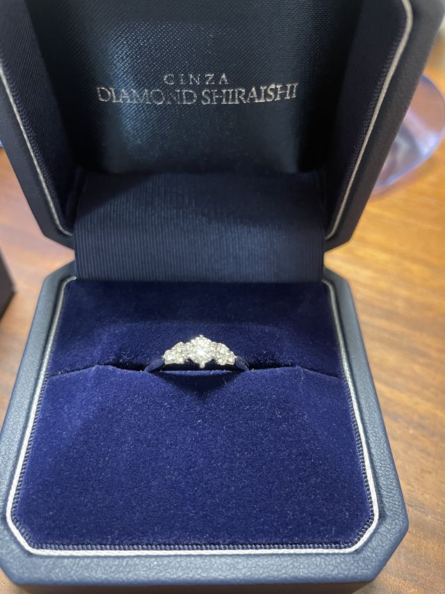 メインダイヤの横に3石配置されています。