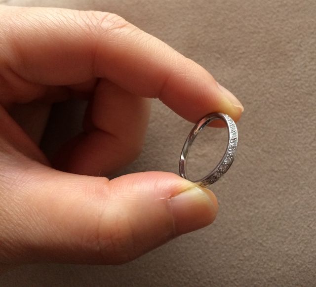 若干カーブしていて、対面する相手から、指が綺麗に見える作り