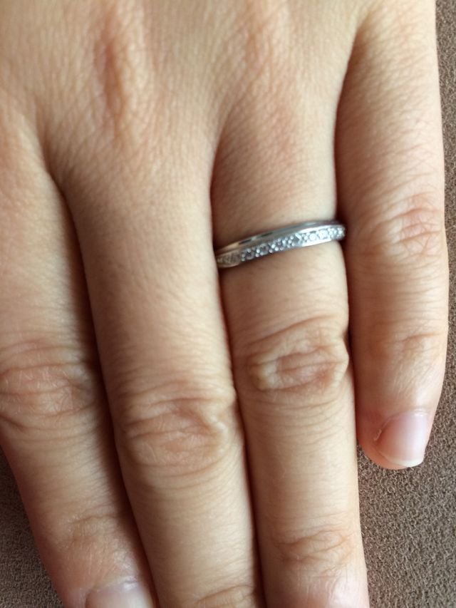 シンプルですが、細かいダイヤが散りばめられています。